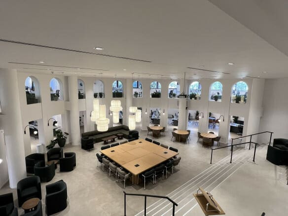 תמונה שרואים את רוב המשרד