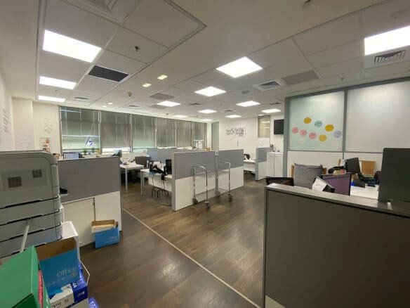 משרד פתוח בבניין עצמאי באזור יגאל אלון, הכולל שולחנות, כיסאות, מחשבים, ארונות תיוק וציוד משרדי. החלל מסודר ומואר היטב בתאורה תקרתית ובאור טבעי מהחלונות. מעט פריטים מונחים על הרצפה.