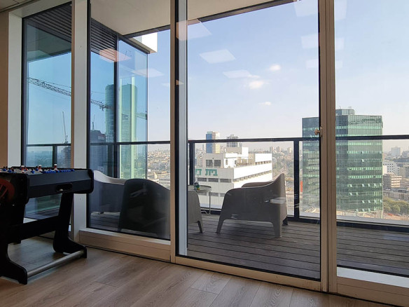 מרפסת פרטית במשרד