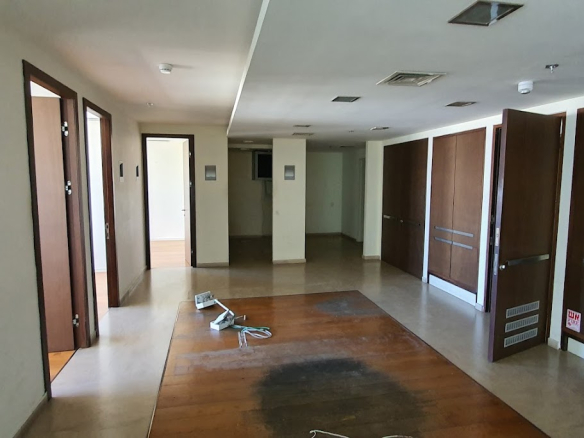 כניסה לחדרים.