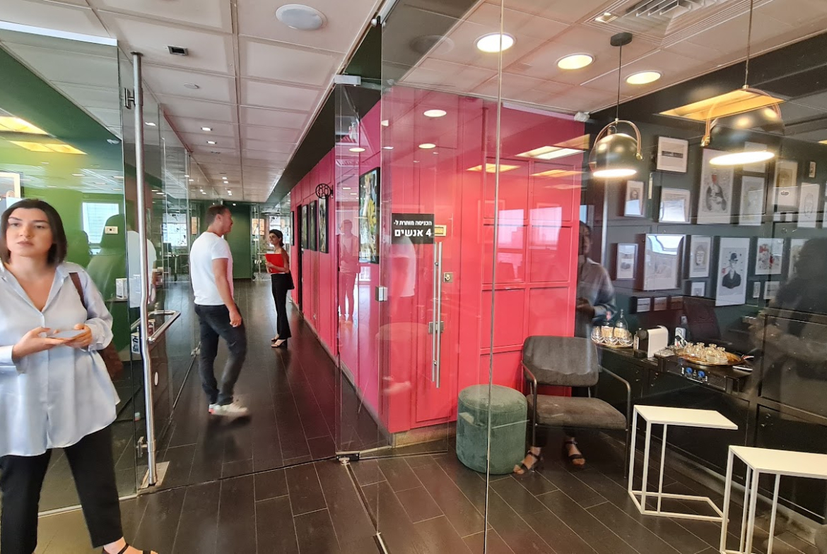 מבט כללי- רואים חלק מהחדרים