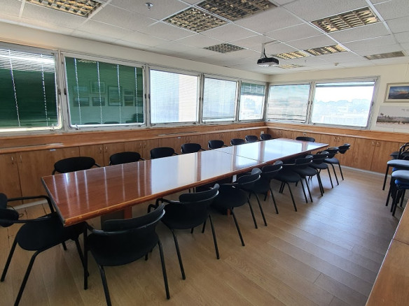 חדר ישיבות במשרד