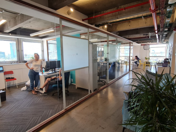 חלוקה לחדרים ומראה כללי של המשרד