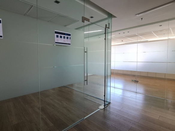 חלק מהמשרד- חדרי עבודה