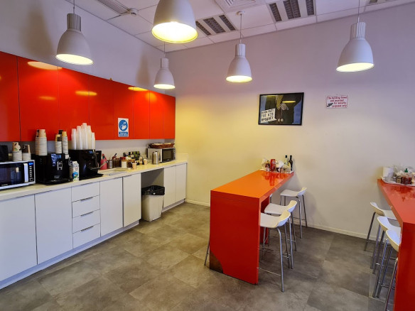 מטבח עם מקומות אוכל