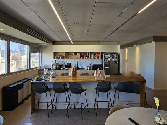 מטבח עם מקומות לאוכל