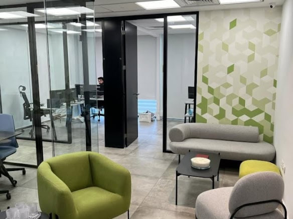 פינת המתנה בכניסה למשרד, וחלוקה לחדרים