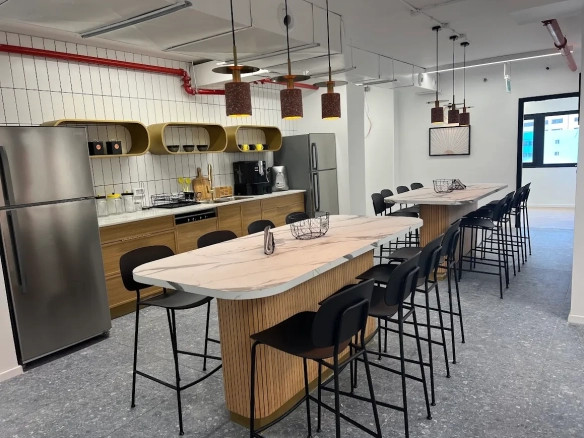 מטבח עם מקומות אוכל