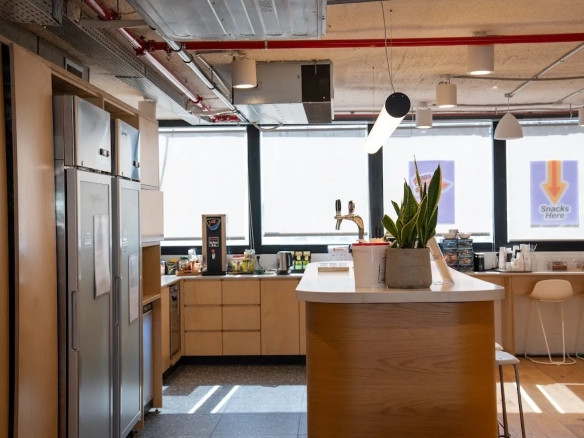 מטבח עם מקומות אוכל