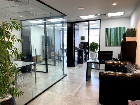 מבט כללי על המשרד, חלוקה לחדרים ואזור לאונג'