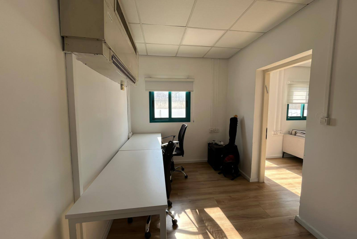 חדר ישיבות או חדר צוות במשרדים להשכרה בשכונת מונטיפיורי