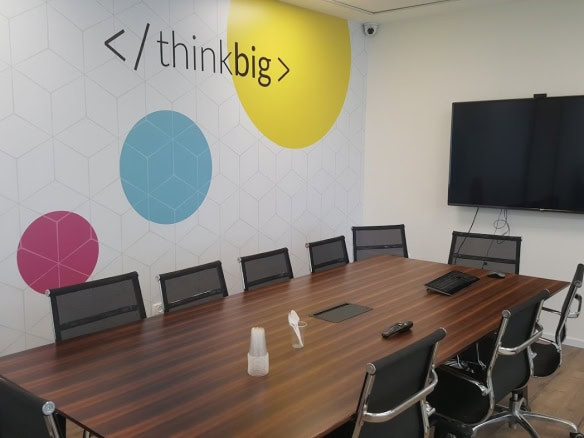 חדר ישיבות גדול