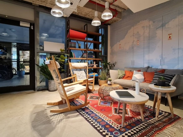 סלון/לאונג' בלהשכרה משרד גדול בשרונה מרקט, 1075 מ"ר פלאג אנד פליי.