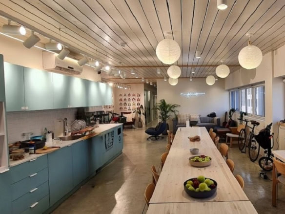 מטבח גדול ומאובזר עם מקומות אוכל