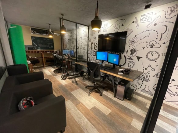 חדר צוות/ חדר עבודה גדול