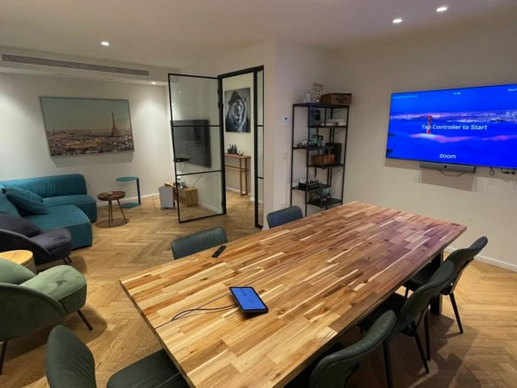 חדר ישיבות גדול