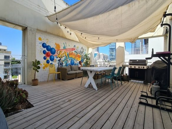 להשכרה משרד במחיר אטרקטיבי, עם מרפסת מרווחת