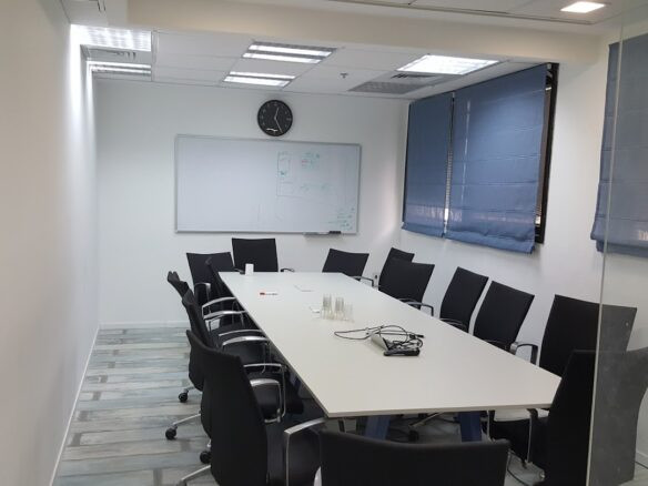 חדר ישיבות גדול