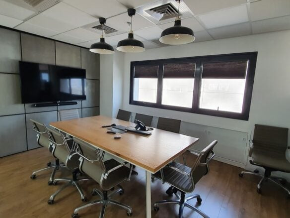 חדר ישיבות גדול