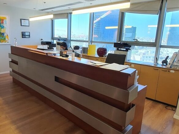 עמדת קבלה בכניסה למשרד