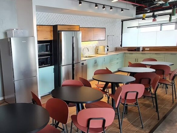 מטבח יפה עם מקומות אוכל