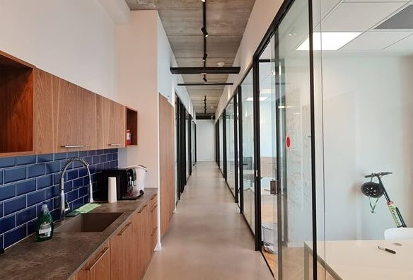 מסדרון עם מטבחון מצד