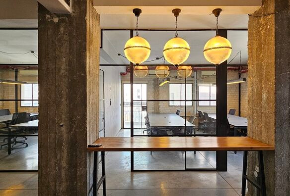 שולחן לארוכות צהריים במשרד להשכרה בשכונת מונטיפיורי