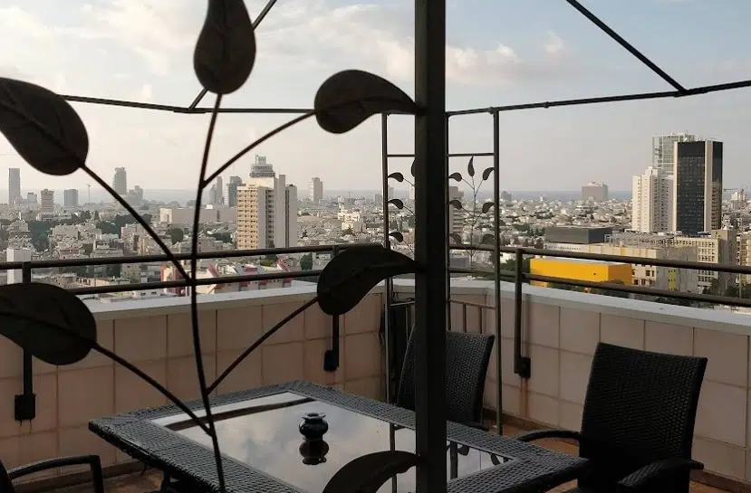 מרפסת פרטית עם נוף משגע
