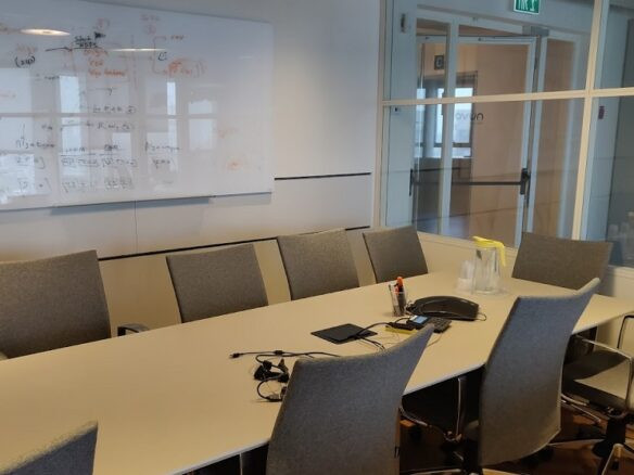 חדר ישיבות גדול