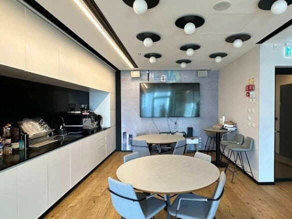 מטבח עם שולחנות אוכל