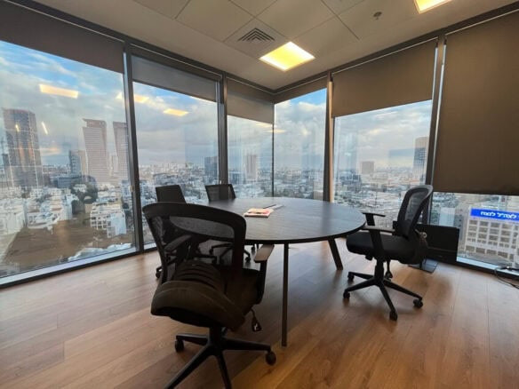 חדר ישיבות במשרד להשכרה במגדלי הארבעה, 110 ש"ח למ"ר