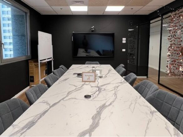 חדר ישיבות גדול