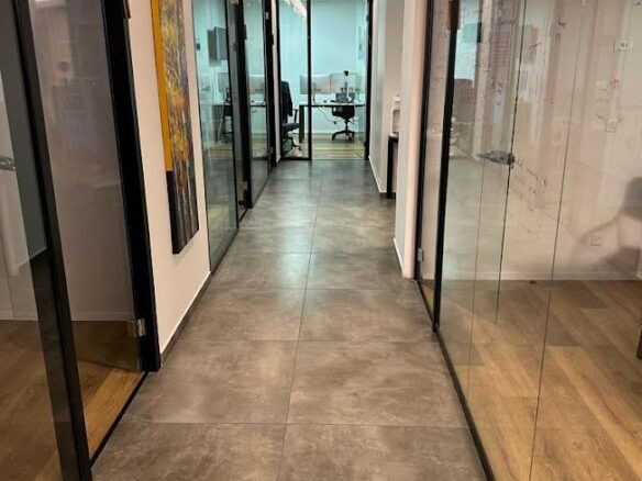 מסדרון וחלוקה לחדרי עבודה