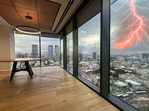 משרד להשכרה במגדלי הארבעה עם נוף עוצר נשימה