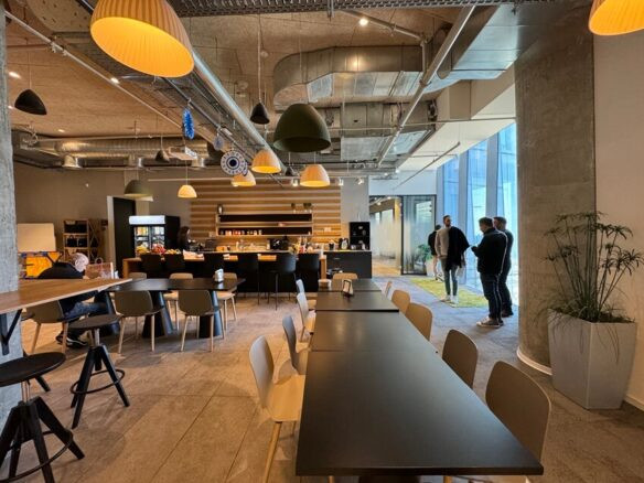 פינת אוכל ומטבחון במשרד פונקציונלי בקומה גבוה