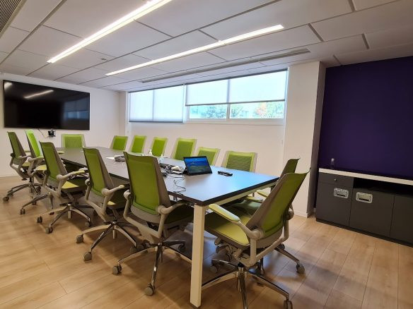 חדר ישיבות גדול