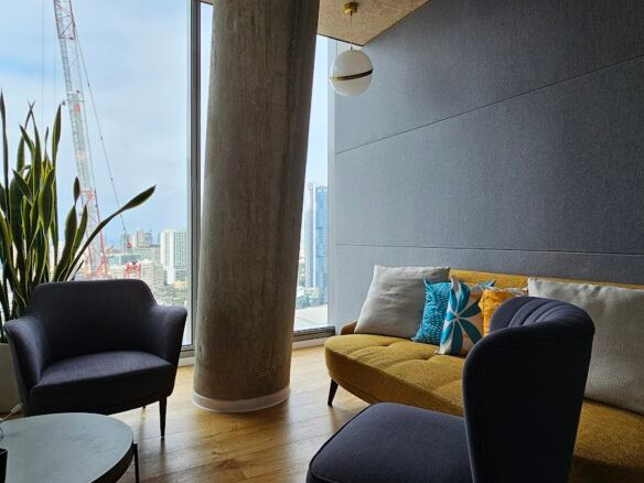 אזור לאונג' קטן במשרדים גדולים להשכרה