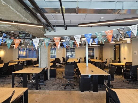 אופן ספייס עם עמדות עבודה.