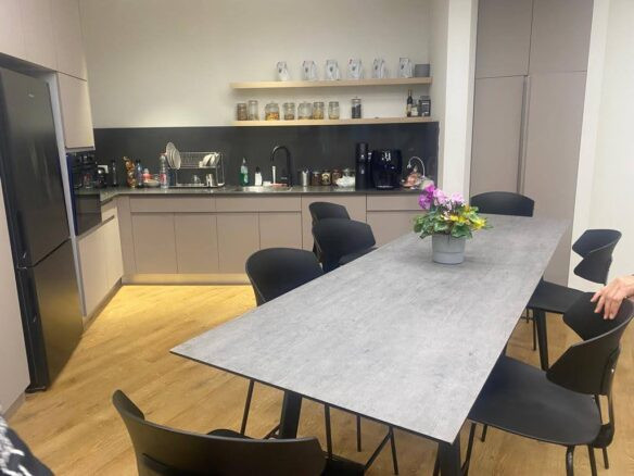 מטבח עם שולחן אוכל