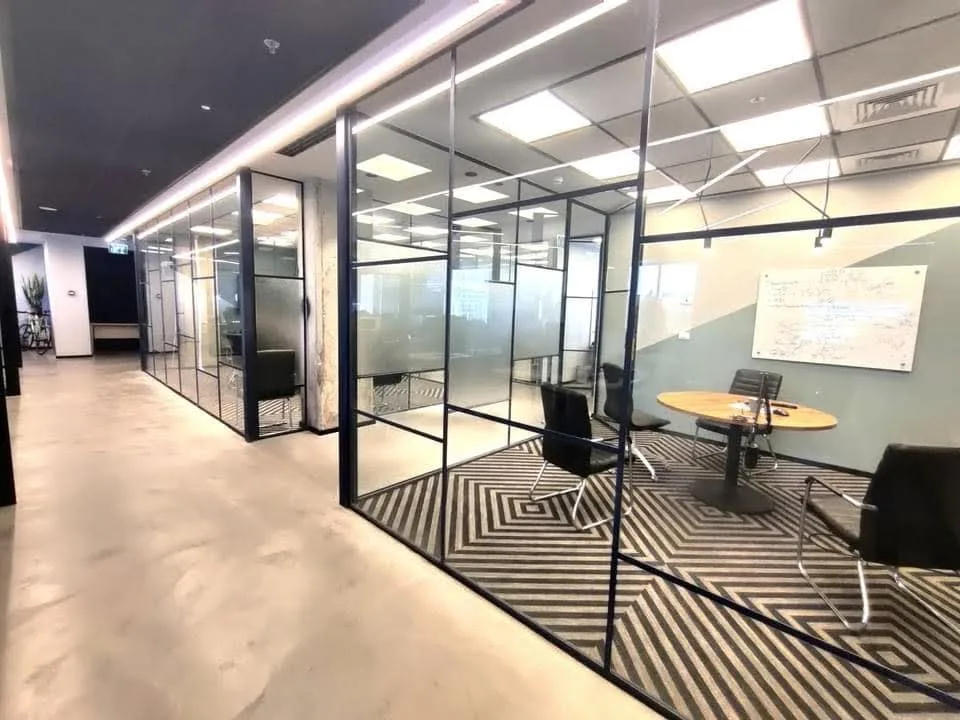 חדר ישיבות קטן וחדר ישיבות גדול