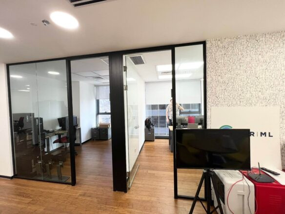 בתמונה חדרי עבודה במשרד