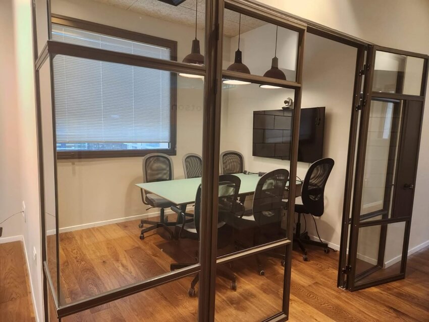 חדר ישיבות במשרדים להשכרה ז בוטינסקי רמת גן