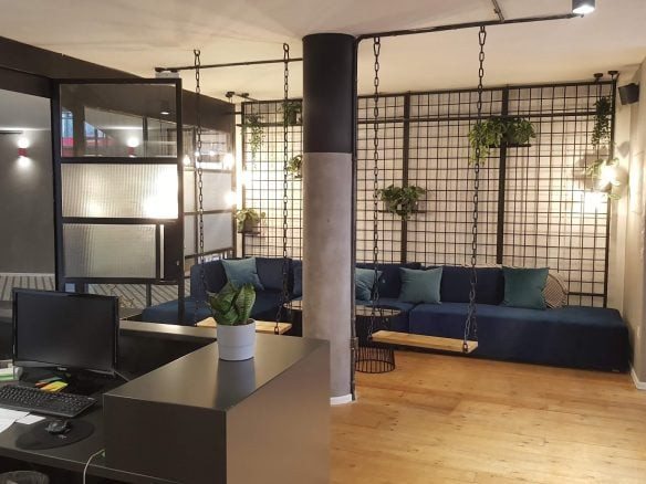 עמדת קבלה ופינת המתנה