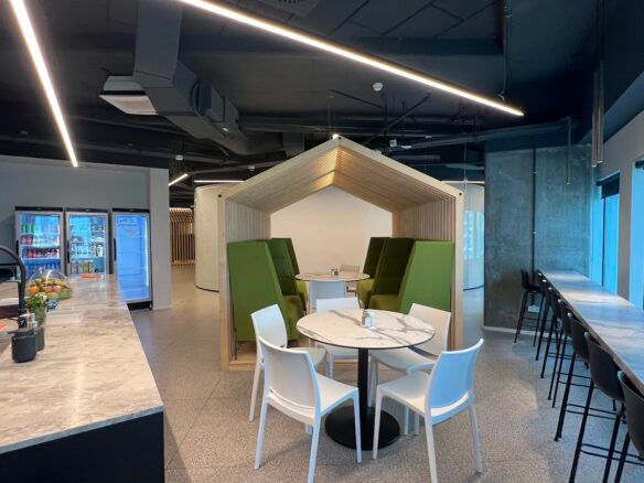 מטבח גדול עם מקומות ישיבה