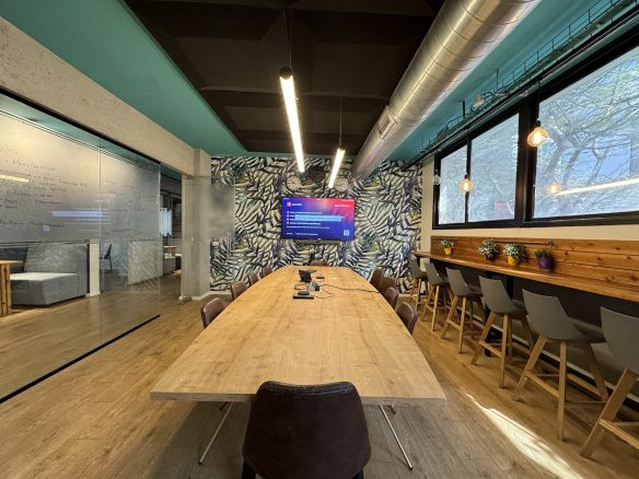 חדר ישיבות גדול