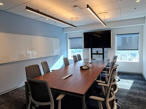 חדר ישיבות גדול