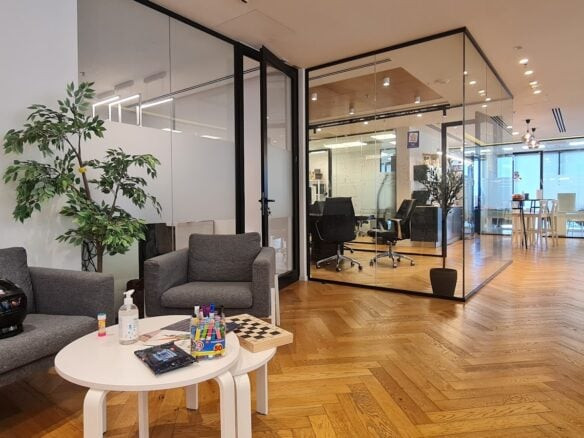 מבט כללי- אזור לאונג' ולחלוקה לחדרי עבודה