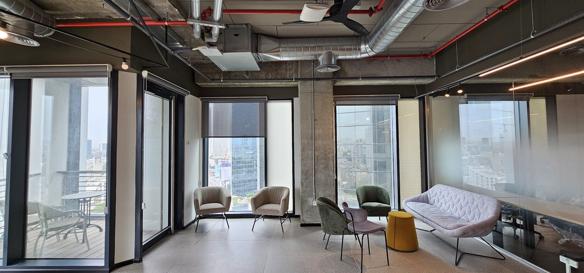 מבט כללי- אזור לאונג’ קטן מבט כללי- אזור לאונג' קטן