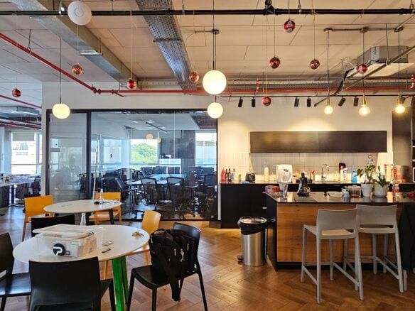 מטבח נוסף עם מקומות אוכל