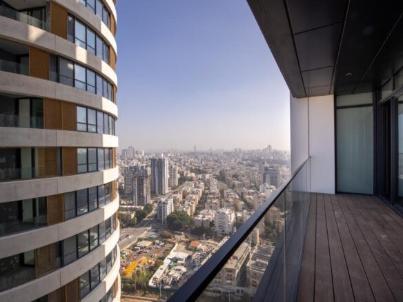 קומה גבוהה- מרפסת פרטית